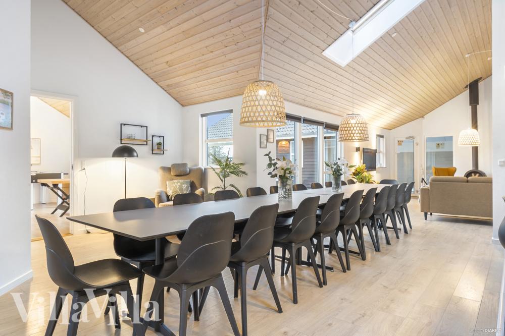 Det stora ljusa vardagsrummet i lyxstuga nr 196 för 22.