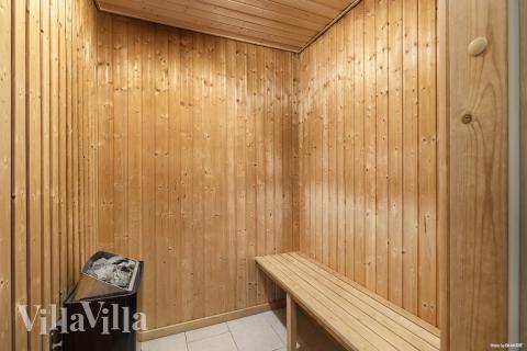 Njut av bastuvärmen i lyxstuga nr 196 för 22 personer