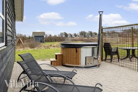 Lyxstuga nr 196 erbjuder bland annat ett härligt spabad