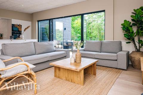 I soffhörnan i lyxstuga 941 i Østjylland kan ni spela brädspel eller titta på film tillsammans.