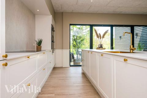 I lyxstugans kök finns allt ni behöver för att laga mat till 16 personer. 