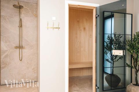 Njut av bastuvärmen i lyxstuga nr 941 för 16 personer