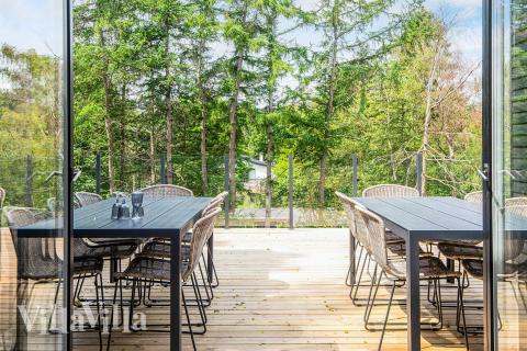 Lyxstuga nr 941 har en härlig terrass med sköna trädgårdsmöbler för 16 personer.