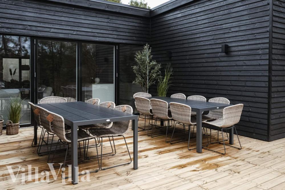 Njut av en grillkväll på terrassen i lyxstuga nr 941 i Østjylland