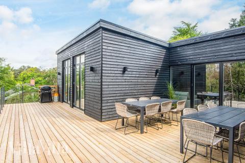 På terrassen i sommarhus nr 941 finns det plats för upp till 16 gäster.