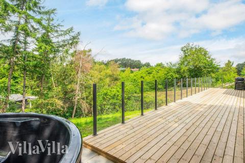 Stor terrass i lyxstuga nr 941 i Østjylland.