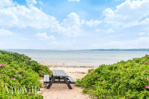 Stranden i närheten av lyxhus 941.