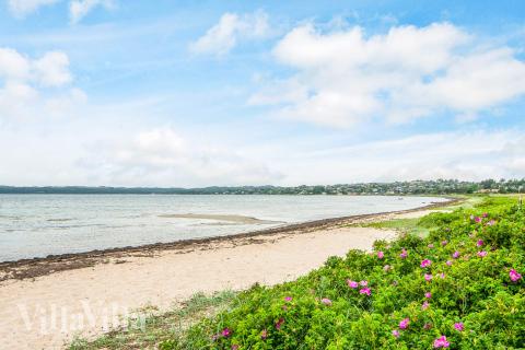 Den vackra stranden i närheten av lyxhus 941 vid Østjylland.