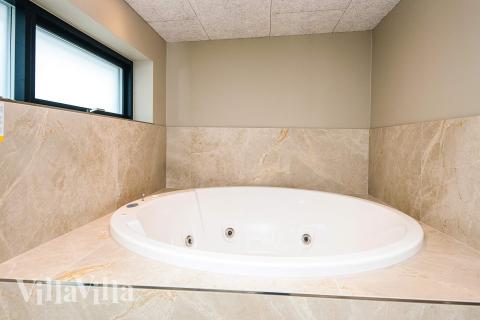 Njut av spabadets värme i lyxstuga nr 941 i Østjylland