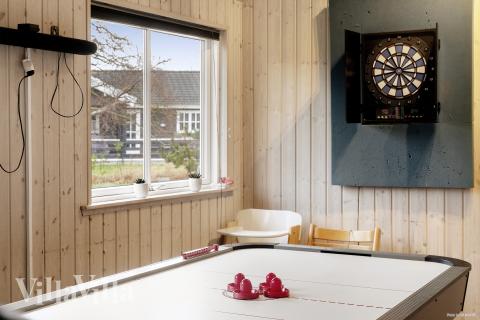 Lyxstuga 314 för 20 personer har ett stort aktivitetsrum med bl.a. biljard och dart