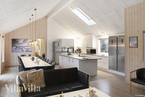 Det stora ljusa vardagsrummet i lyxstuga nr 314 för 20.