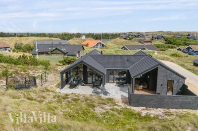 Den praktfulla poolstugan nr 943 med plats för 18 personer ligger i Vestjylland