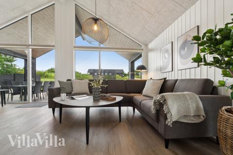 Soffhörnan i lyxstuga 943 i Vestjylland.