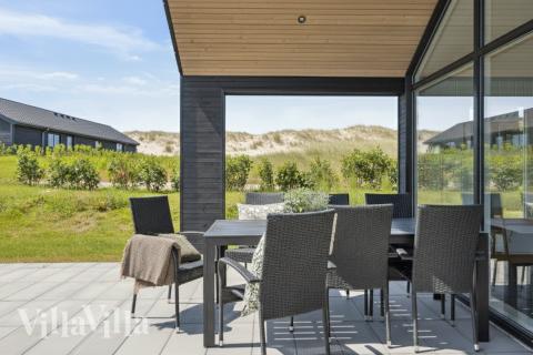 Lyxstuga nr 929 har en härlig terrass med sköna trädgårdsmöbler för 14 personer.