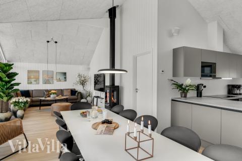 Vardagsrummet i lyxstuga nr. 929 har plats för 14 personer.