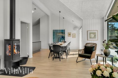 Det stora ljusa vardagsrummet i lyxstuga nr 929 för 14.