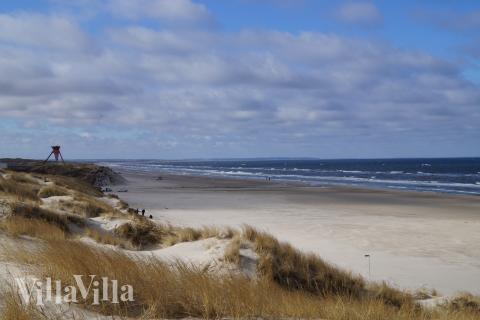 Stranden i närheten av lyxhus 944.