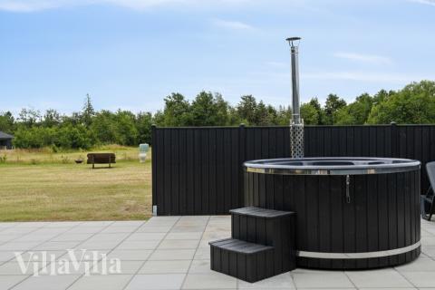 Njut av spabadets värme i lyxstuga nr 942 i Fyn och öar