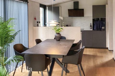 Det stora ljusa vardagsrummet i lyxstuga nr 924 för 9.