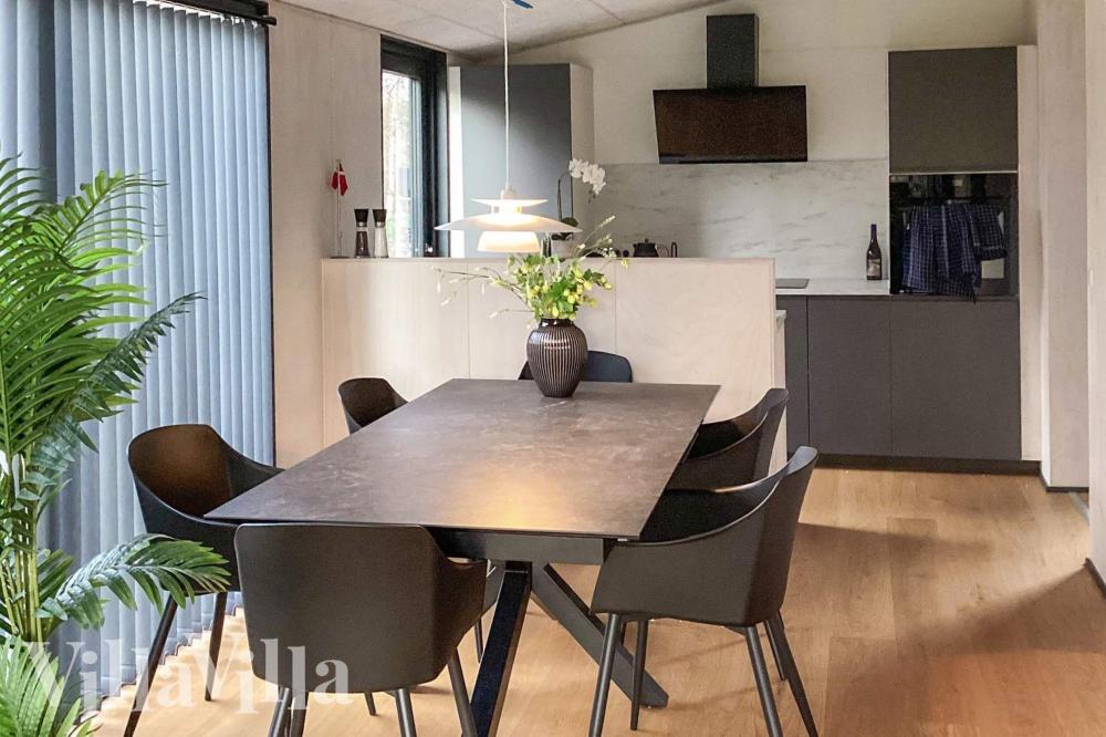 Det stora ljusa vardagsrummet i lyxstuga nr 924 för 9.