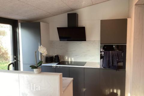 Köket i lyxstuga nr 924 är utrustat så att ni kan laga mat till 9 personer.