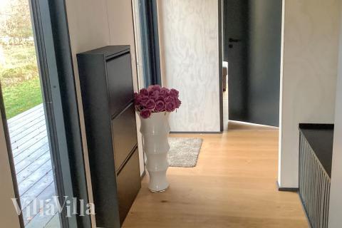 Den rymliga entrén i lyxstuga nr 924 i Lolland/Falster/Møn