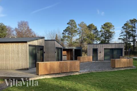 Lyxstuga nr 924 har en härlig terrass med sköna trädgårdsmöbler för 9 personer.