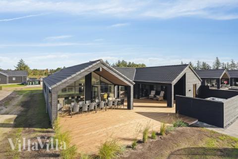 Den praktfulla poolstugan nr 599 med plats för 16 personer ligger i Sydjylland