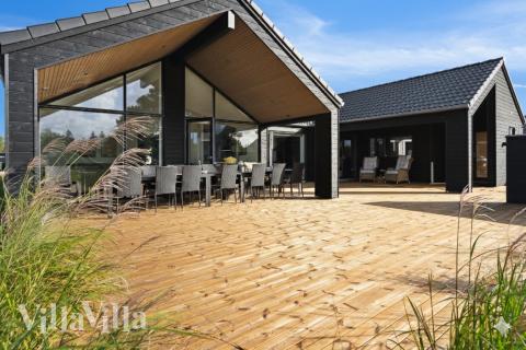 Lyxstuga nr 599 har en härlig terrass med sköna trädgårdsmöbler för 16 personer.