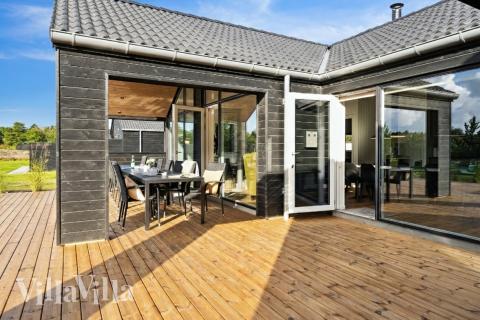 Stor terrass i lyxstuga nr 599 i Sydjylland.