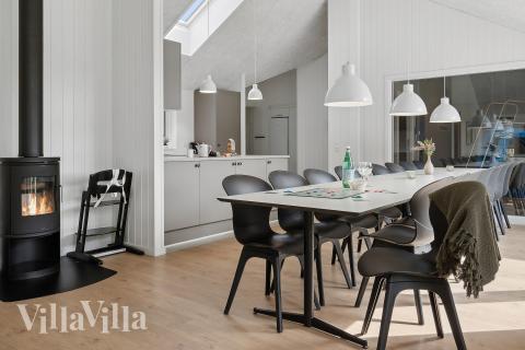 Det stora ljusa vardagsrummet i lyxstuga nr 915 för 16.