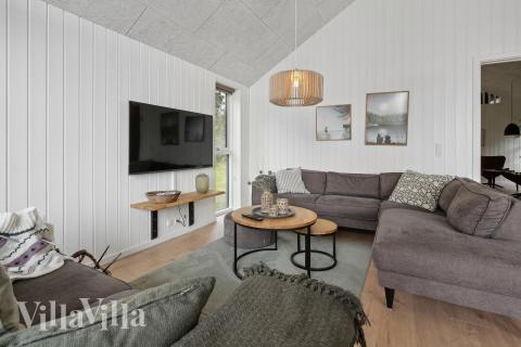 I soffhörnan i lyxstuga 915 i Fyn och öar kan ni spela brädspel eller titta på film tillsammans.