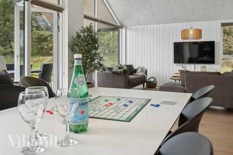 Vardagsrummet i lyxstuga nr. 915 har plats för 16 personer.