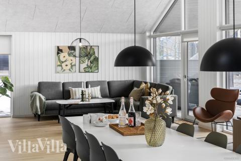 Det stora ljusa vardagsrummet i lyxstuga nr 810 för 18.