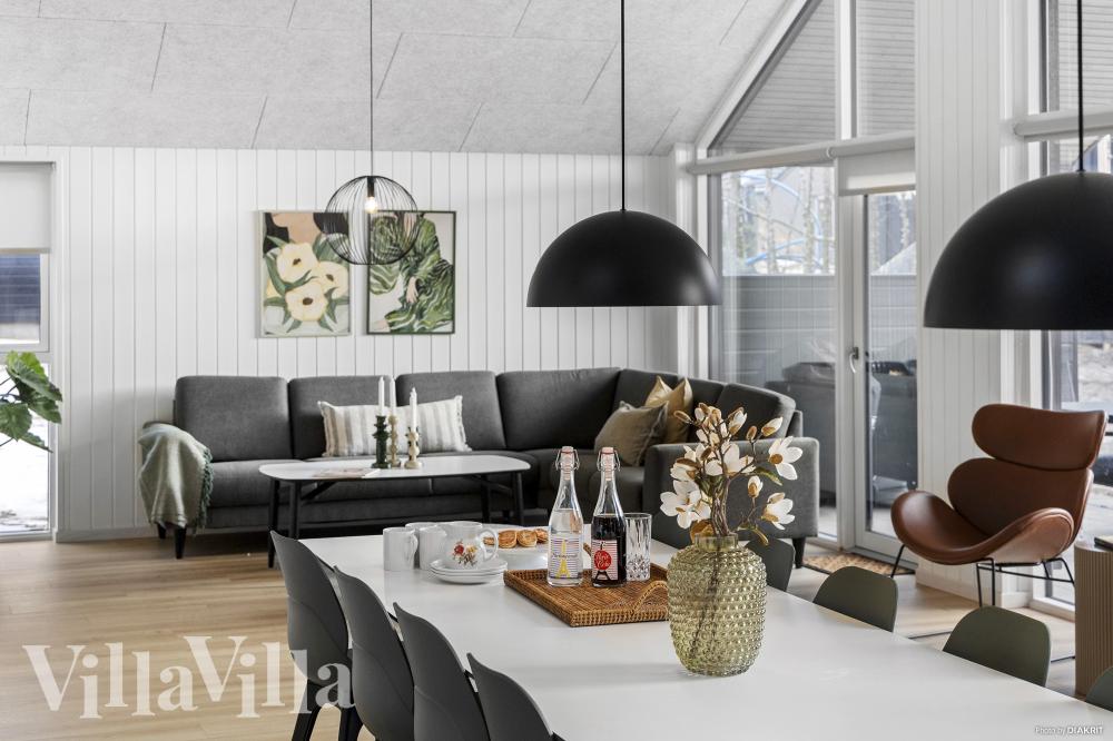 Det stora ljusa vardagsrummet i lyxstuga nr 810 för 18.