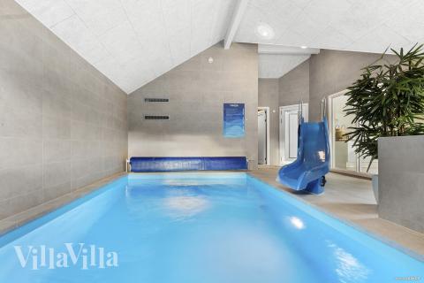 Den härliga poolen i lyxstuga nr 810 för 18 personer