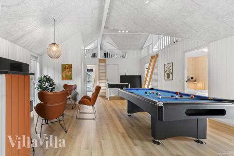 Förutom de många timmar som du kan tillbringa i stugans poolavdelning erbjuder lyxstuga 810 även biljard, bordtennis och dart