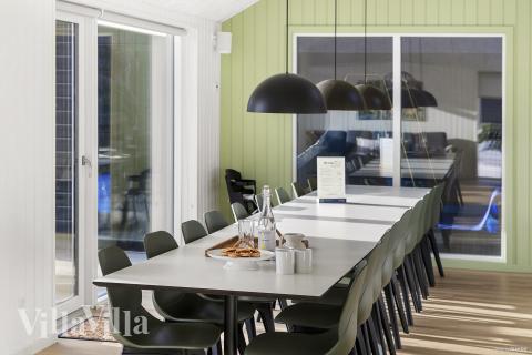 Ni kan sitta 18 personer tillsammans i vardagsrummet när ni besöker lyxhus nr 810 i Østjylland.