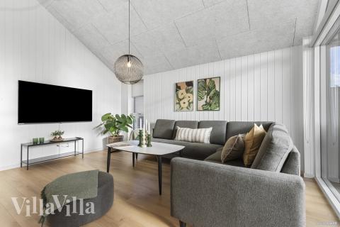 I soffhörnan i lyxstuga 810 i Østjylland kan ni spela brädspel eller titta på film tillsammans.