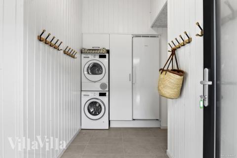 Den rymliga entrén i lyxstuga nr 810 i Østjylland