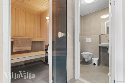 Njut av bastuvärmen i lyxstuga nr 810 för 18 personer