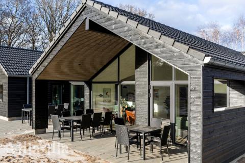 Lyxstuga nr 810 har en härlig terrass med sköna trädgårdsmöbler för 18 personer.