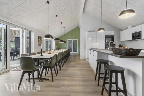 Det stora ljusa vardagsrummet i lyxstuga nr 814 för 26.