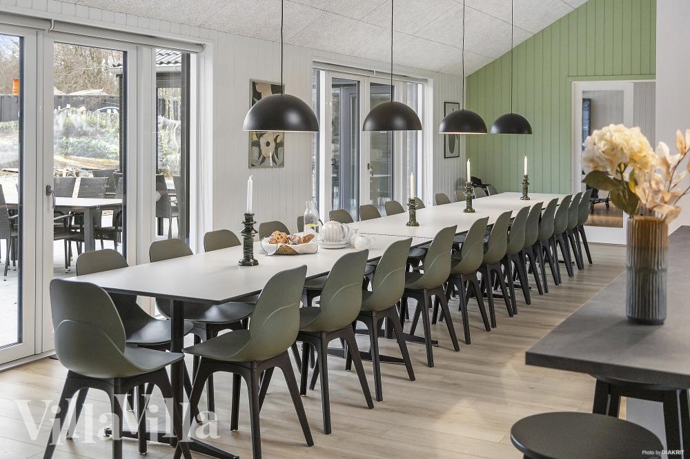 Vardagsrummet i lyxstuga nr. 814 har plats för 26 personer.