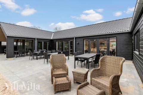 Lyxstuga nr 814 har en härlig terrass med sköna trädgårdsmöbler för 26 personer.