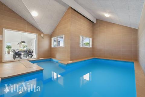 Sommarstuga 930 är inredd med en smakfull poolavdelning som har vattenrutschbana, ett stort inbyggt spapad och bastu