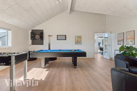 Förutom de många timmar som du kan tillbringa i stugans poolavdelning erbjuder lyxstuga 930 även biljard, bordtennis och dart