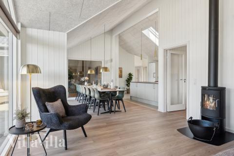 I soffhörnan i lyxstuga 930 i Vestjylland kan ni spela brädspel eller titta på film tillsammans.