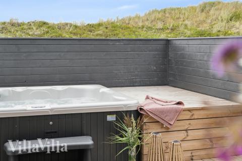 Njut av spabadets värme i lyxstuga nr 930 i Vestjylland