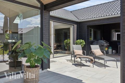Njut av en grillkväll på terrassen i lyxstuga nr 930 i Vestjylland